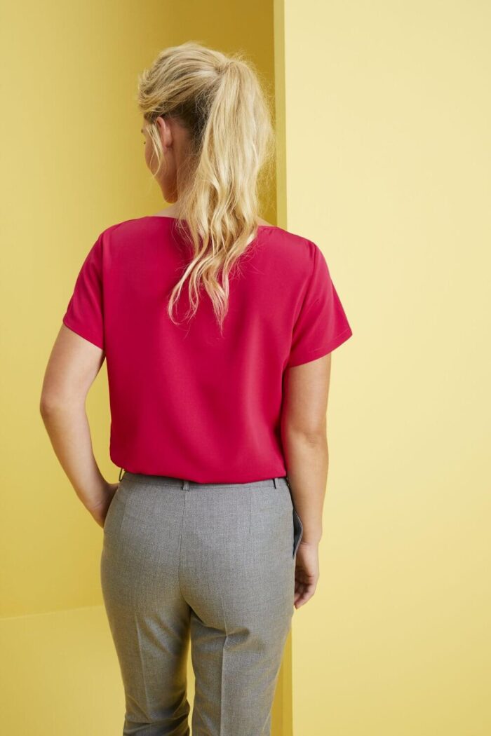 Naisten silkki kreppa yksivärinen “Pleat Neck” pusero - Image 3