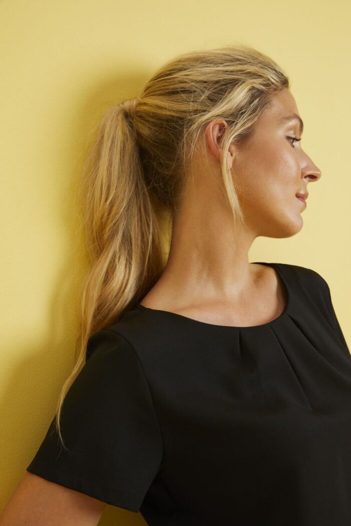 Naisten silkki kreppa yksivärinen “Pleat Neck” pusero - Image 7
